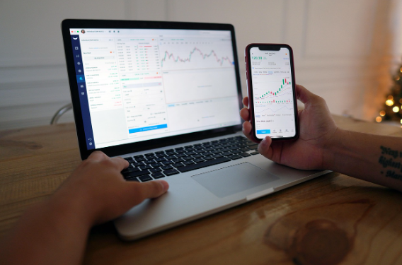 책상위 노트북 주식그래프