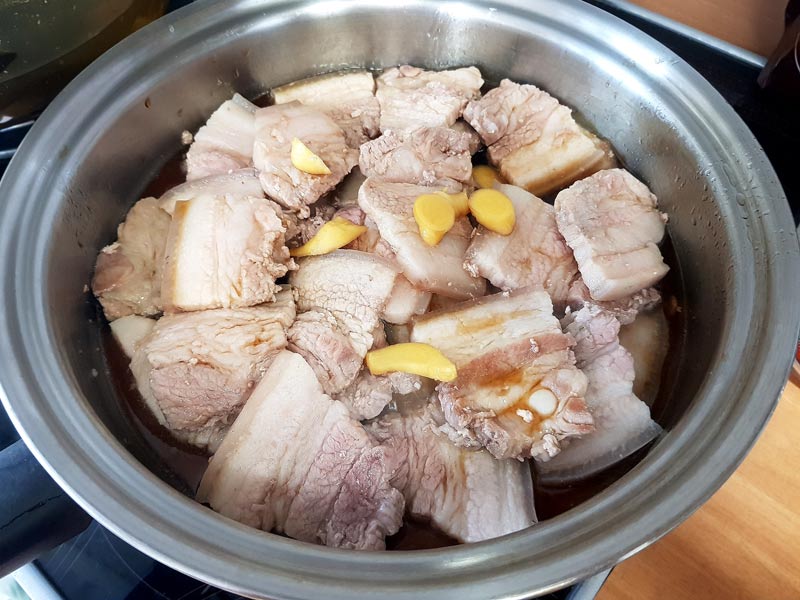 조림장을 붓고 조려주세요.