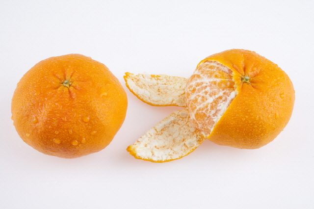 껍질 까고있는 귤