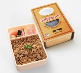 잘게 잘라진 소고기들이 도시락 위에 올라가 있다.