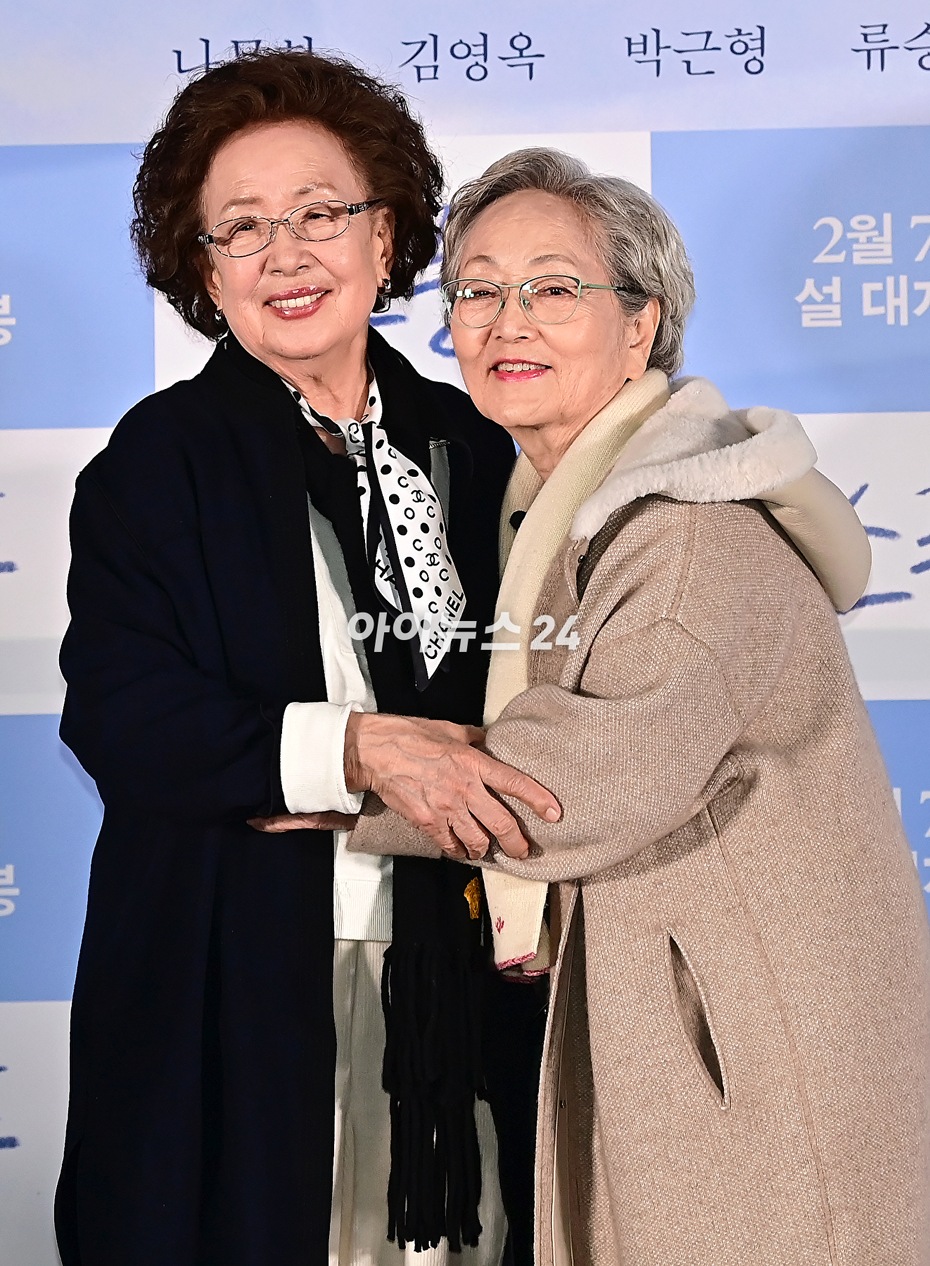 배우 나문희&#44; 김영옥이 23일 오후 서울 광진구 롯데시네마 건대입구에서 열린 영화 &#39;소풍&#39; 언론시사회에서 포토타임을 갖고 있다. [사진=곽영래 기자]