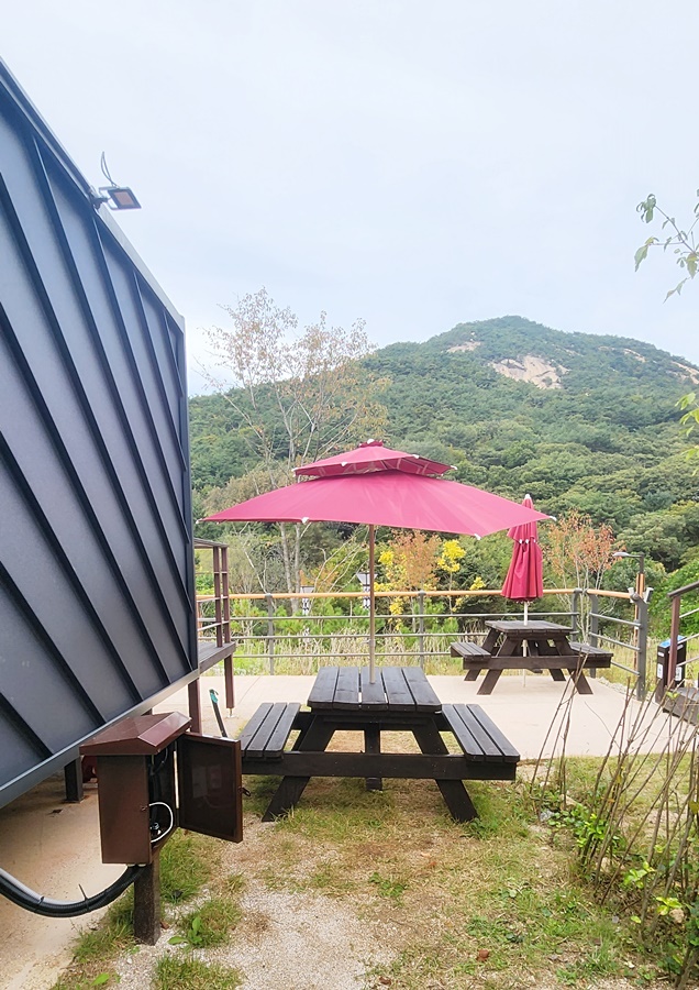 외부에 있는 테이블세트와 파라솔