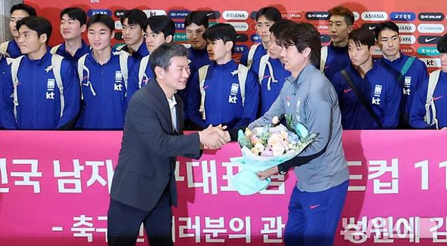 정몽규와 악수하는 홍명보 감독 사진