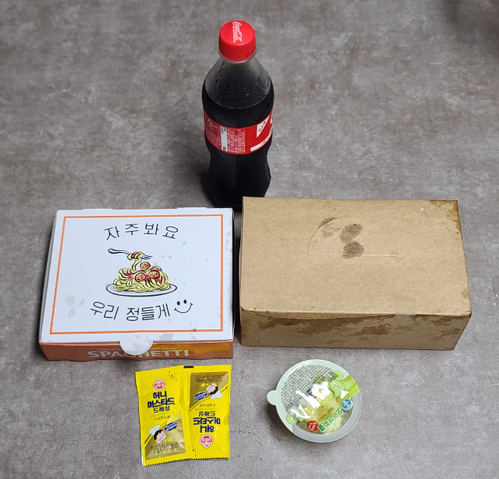 상대원 배달맛집 브로오븐구이치킨 배달완료 구성품 코카콜라 피클 머스타드소스