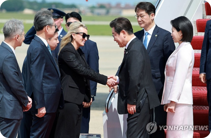 앤드루스 합동기지에 도착해 영접 나온 미국 측 애비 존스 부의전장과 인사하고 있다.