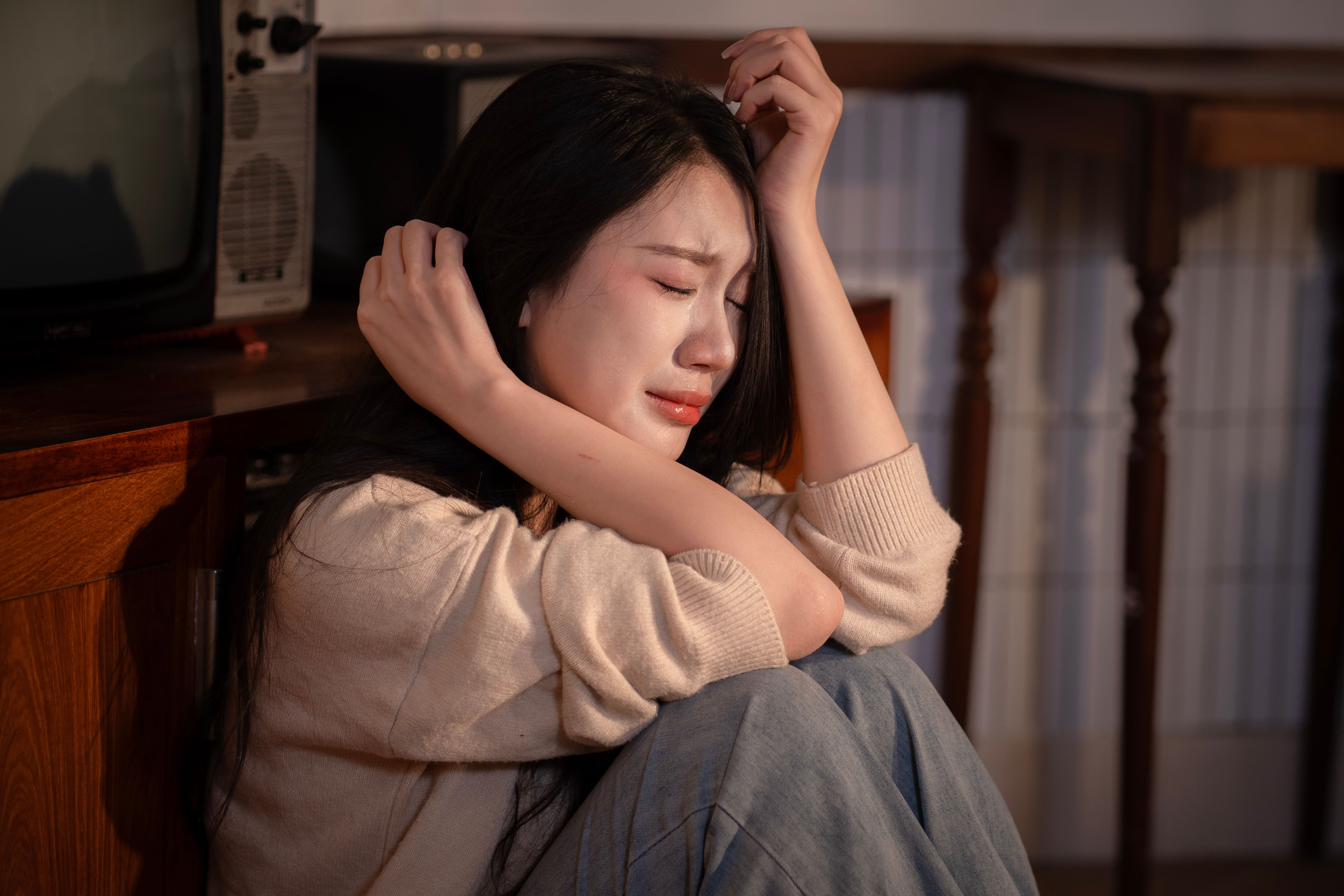 우울증으로 괴로워 함