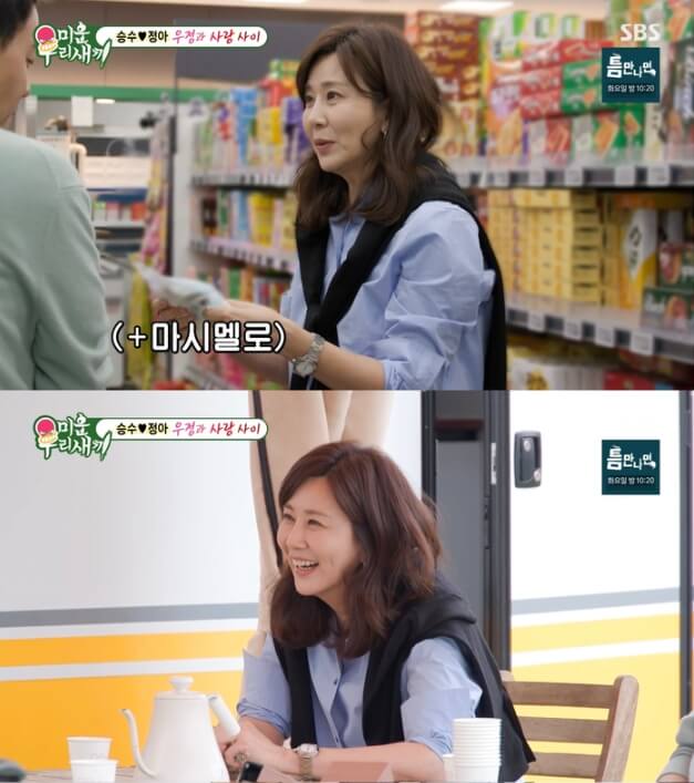 미소짓고있는-긴머리여성의모습