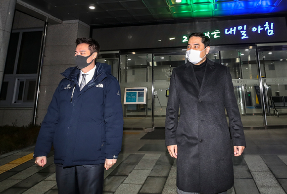 유튜브 채널 '가로세로연구소'(가세연) 관계자인 강용석 변호사(오른쪽)와 김세의 전 기자 [사진=뉴시스]