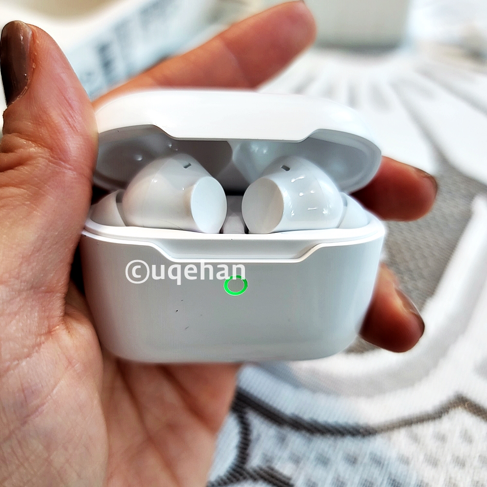 노브랜드 커널형 블루투스 이어폰의 케이스에 이어폰을 다시 꽂으니 초록색 불이 들어온다.