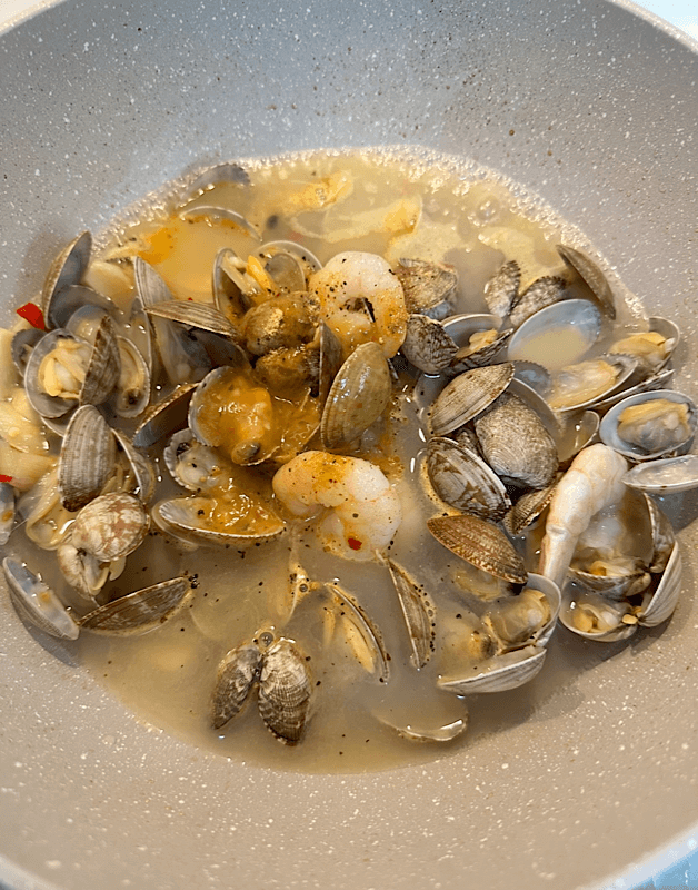 조개와 새우가 익고 있는 국물 베이스에 오일소스_시즈닝_물 또는 면수 넣고 강불에서 3분간 끓이기