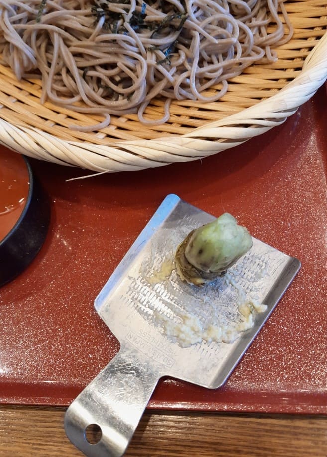 생 와사비를 강판에 갈아서 와사비가 강판위에 올려져 있는 사진