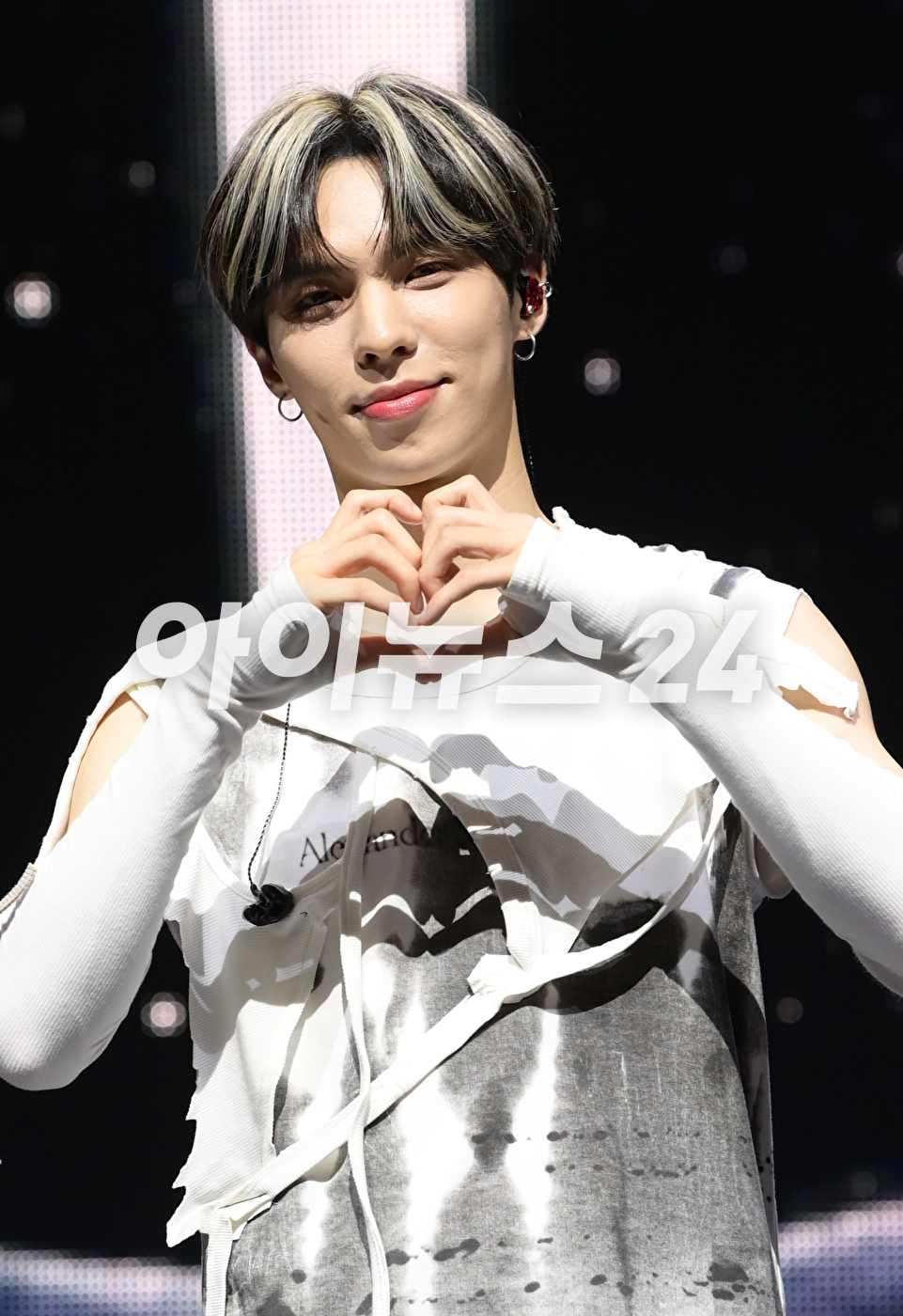 그룹 CIX BX가 29일 오후 서울 연세대학교 백주년기념관에서 열린 CIX(씨아이엑스)의 여섯 번째 EP '오케이 에피소드 2: 아임 오케이'(OK Episode 2 : I'm OK) 발매 기념 쇼케이스에 참석하고 있다. [사진=정소희 기자]