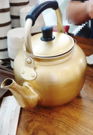 뜨거운 멸치 육수 그릇