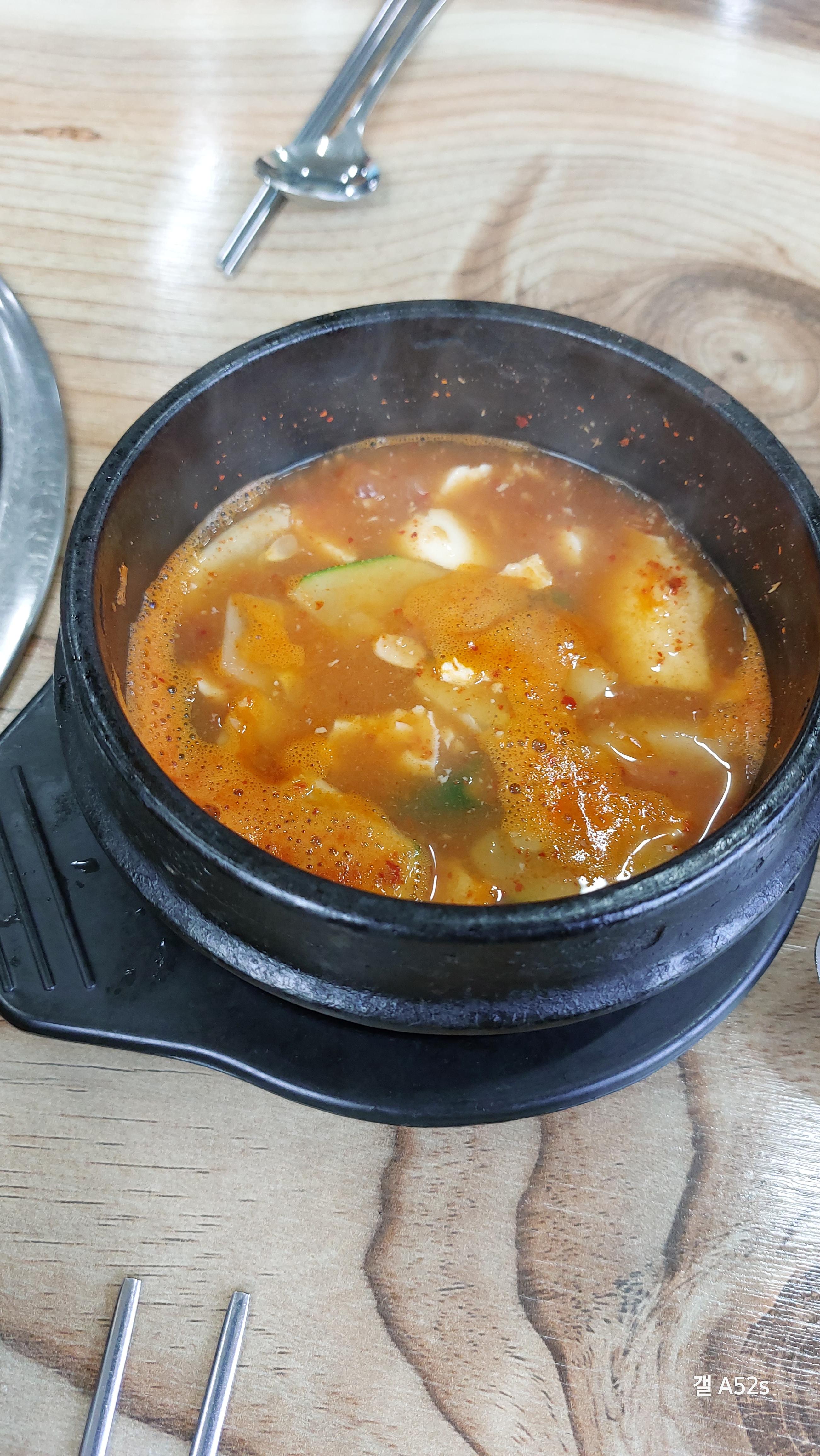 모든메뉴를 시키면 나오는 된장찌개 얼큰해서 맛있음!!