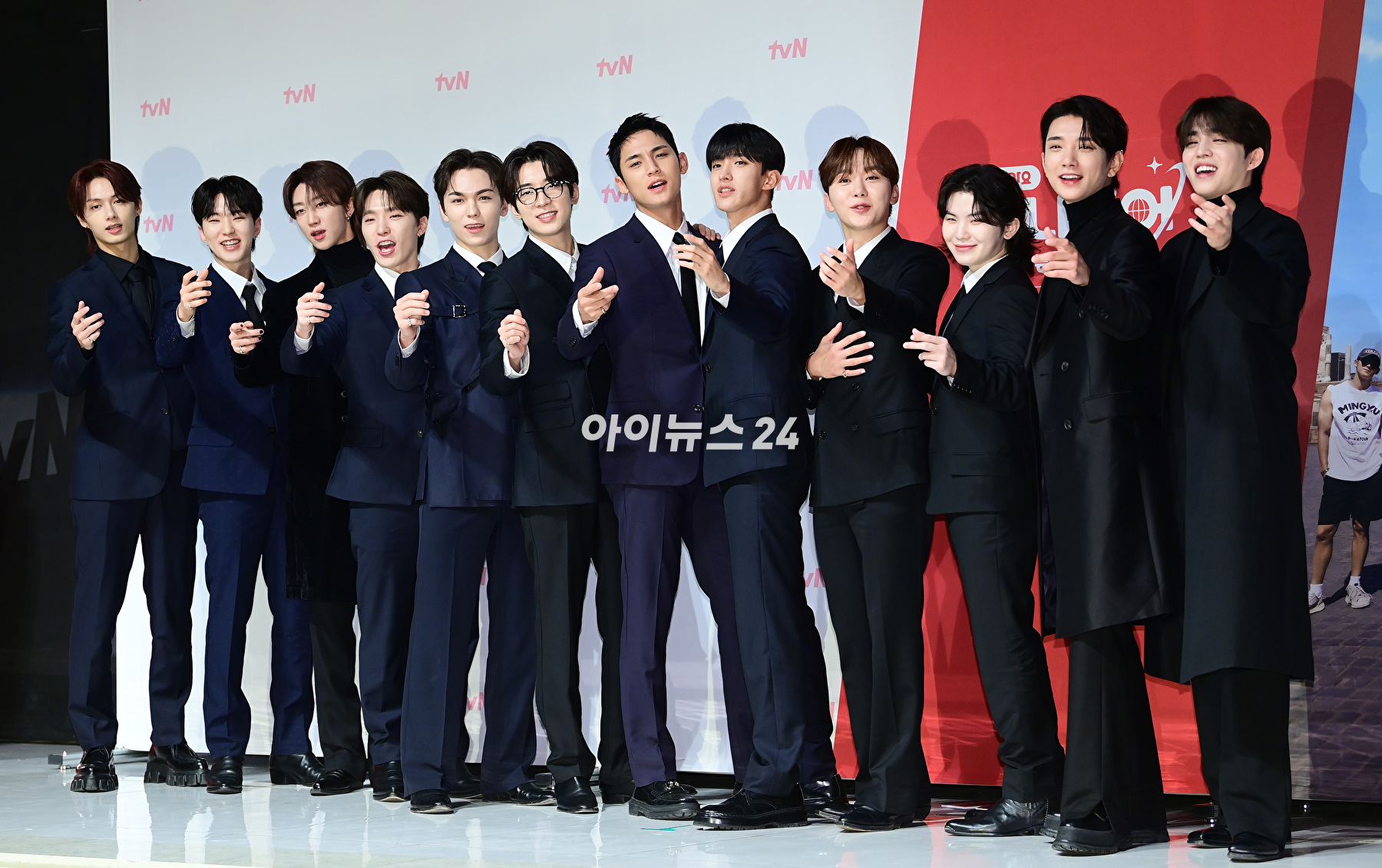 그룹 세븐틴(SEVENTEEN)이 3일 오후 서울 논현동 엘리에나 호텔에서 열린 tvN &#39;나나투어 with 세븐틴&#39;(연출 나영석) 제작발표회에 참석하고 있다. [사진=정소희 기자]