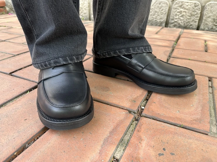 캐주얼 코디에 착용한 토요일 로퍼