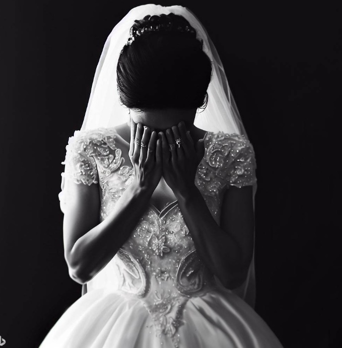 웨딩드레스를 입고 울고 있는 여성(made by Bing)
