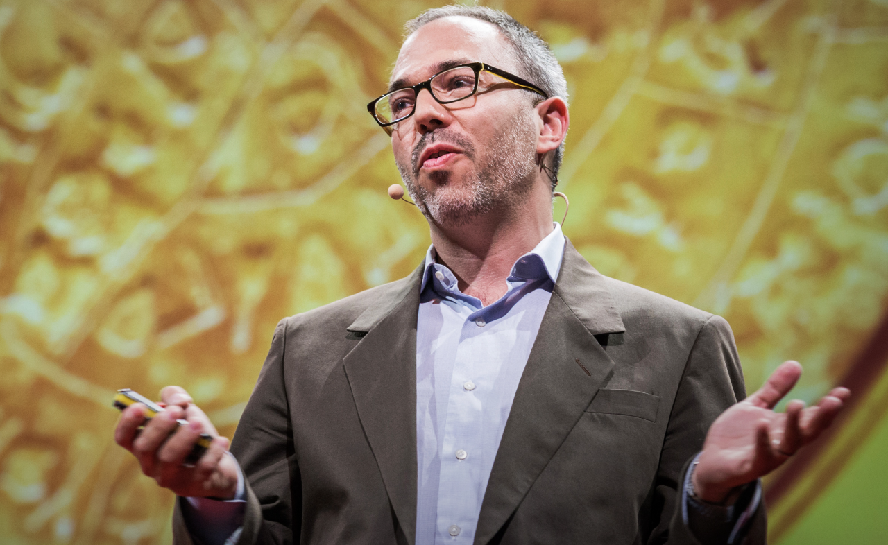 빅데이터-혁명의-선구자-케네스-쿠키어가-강연-중인-모습,-AI와-데이터-경제의-미래를-강조