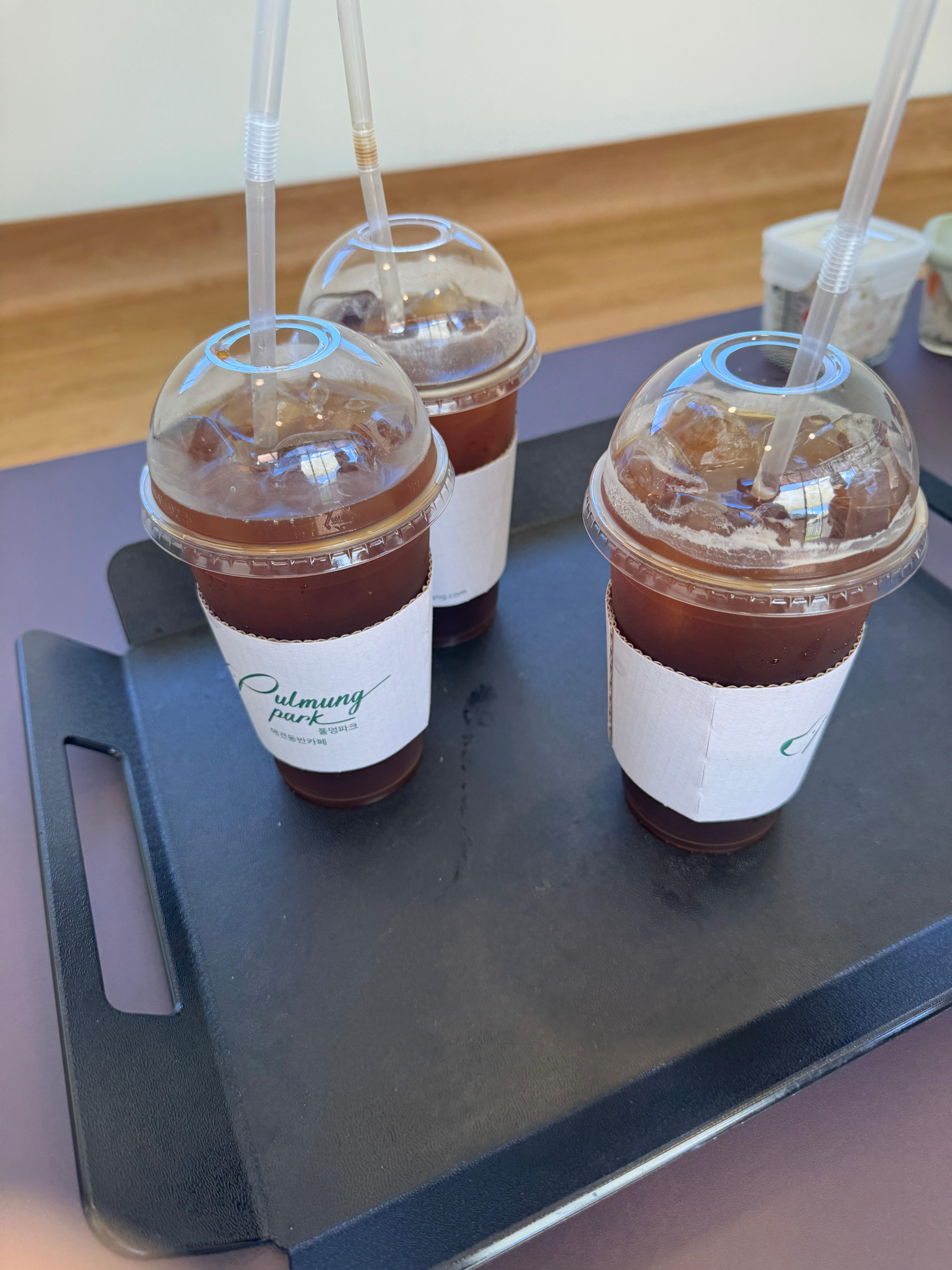 풀멍파크에서 주문한 아이스아메리카노 세잔