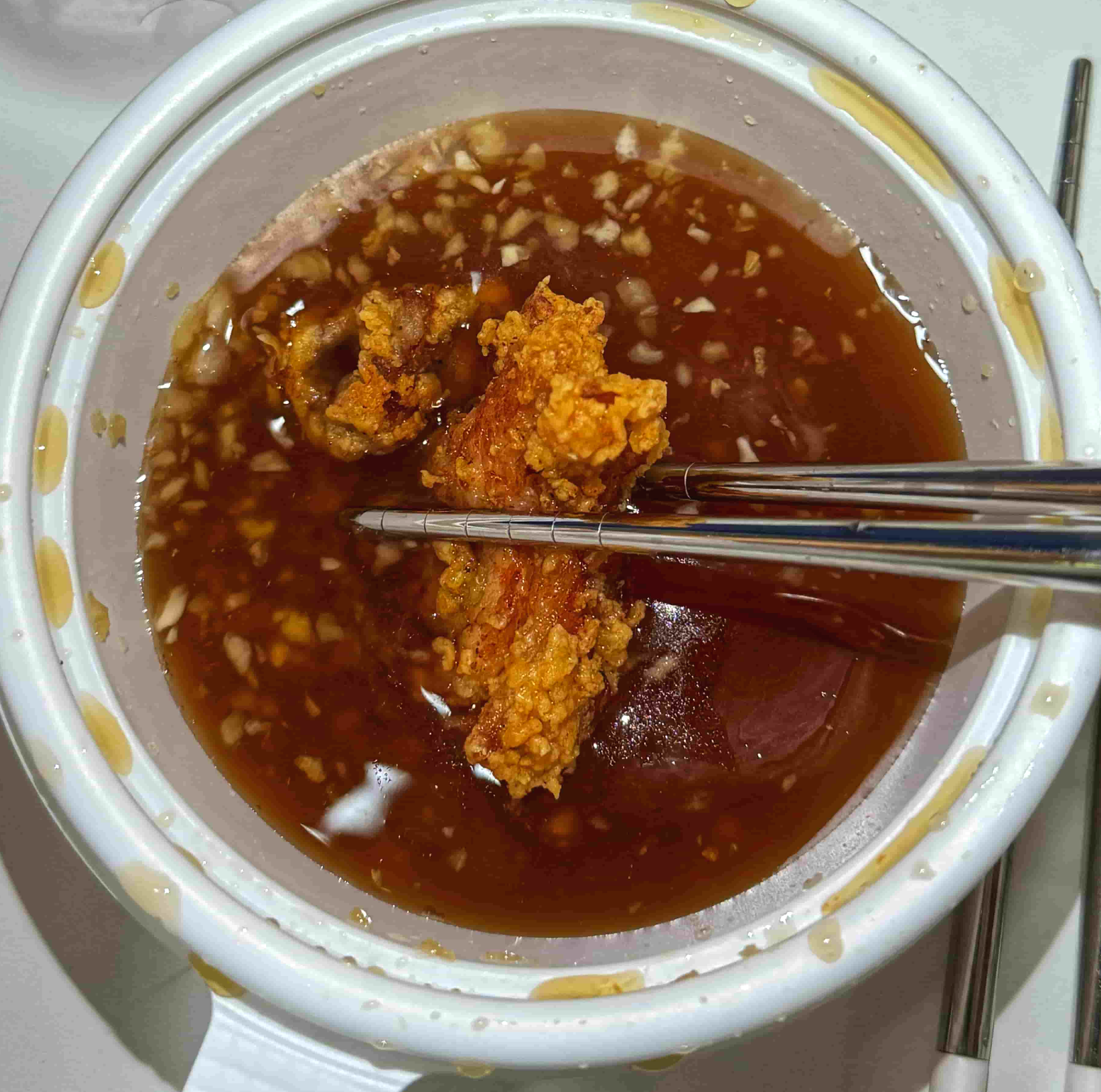 알싸한 마늘치킨을 마늘 소스에 찍어 먹는 사진