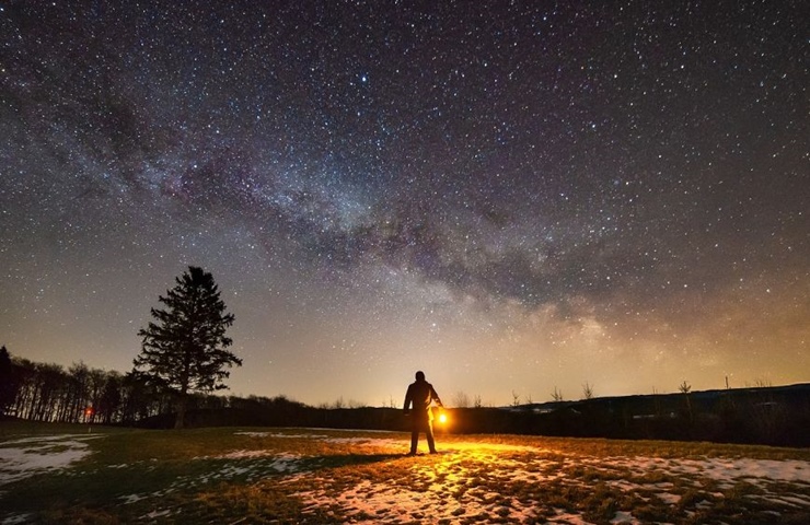하늘-보고-있는-사람