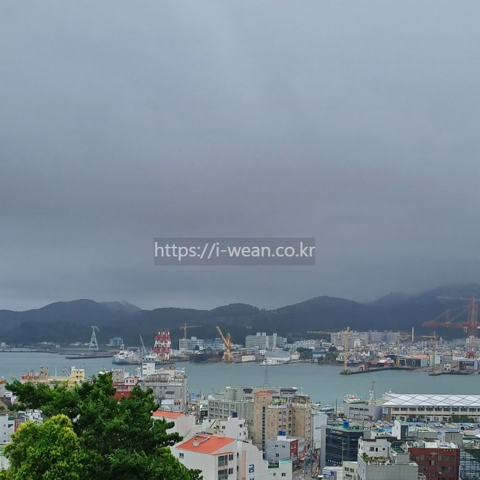 통영 앞바다가 한 눈에 들어옵니다.