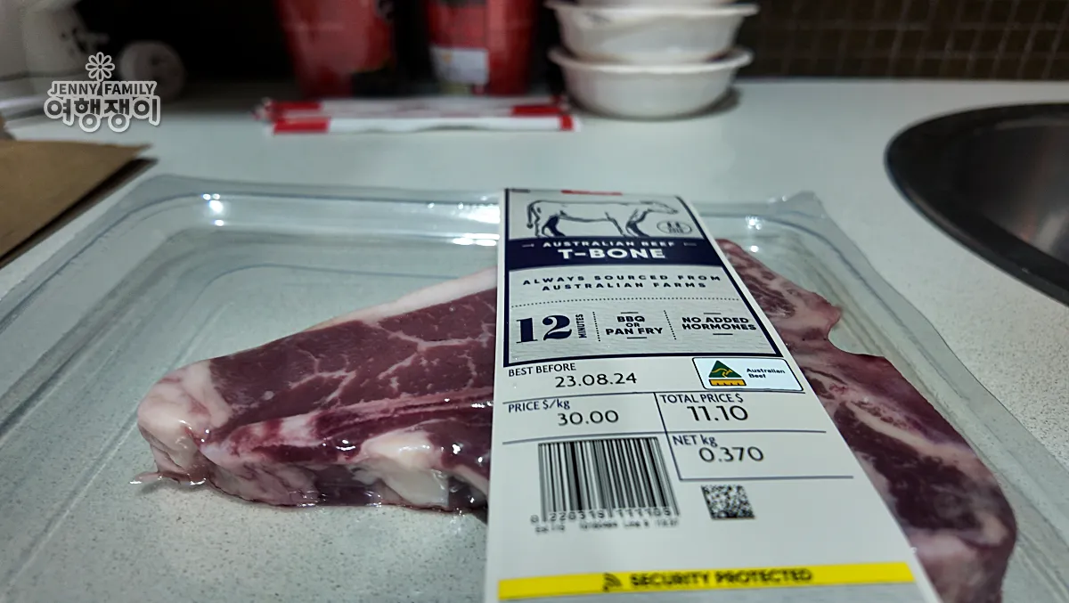 시드니 Coles 마트에서 구입한 호주산 T본 스테이크, 370g, $11.10 — Australian T-bone steak from Sydney Coles supermarket, 370g, $11.10