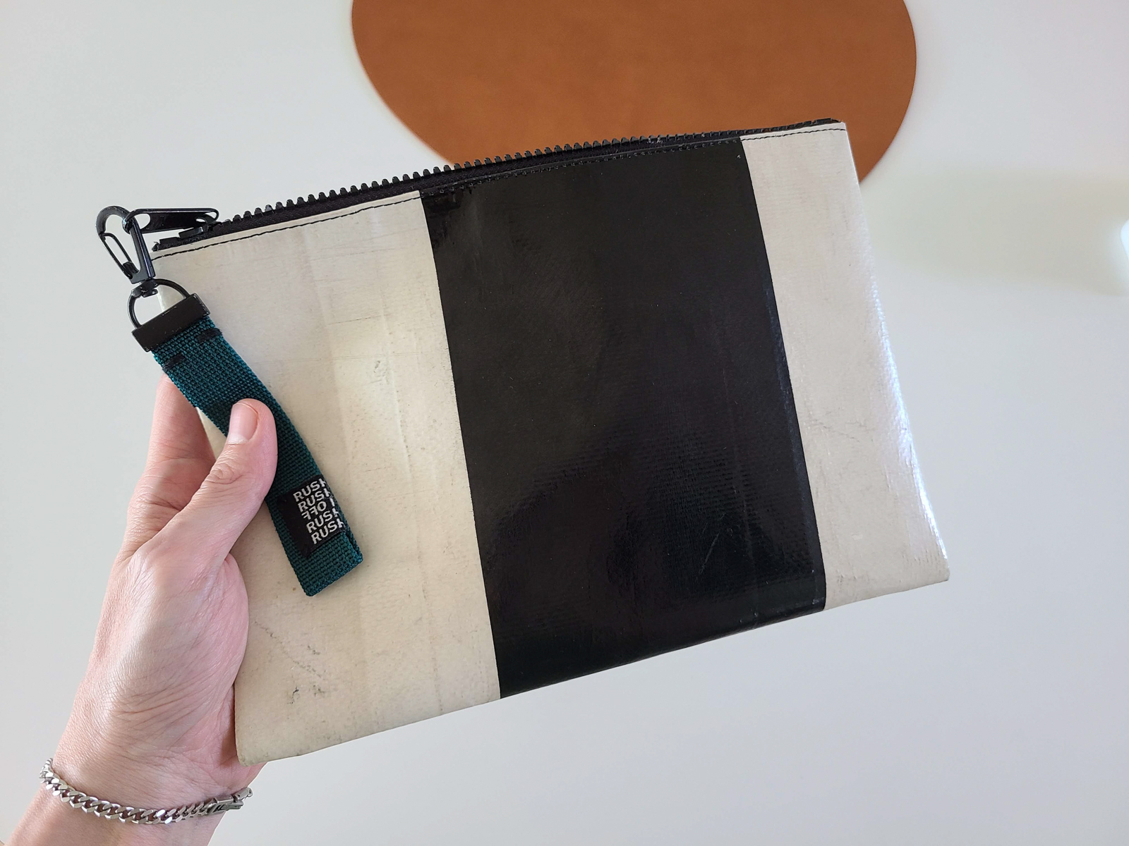 한 손에 들기 좋은 적당한 사이즈의 척