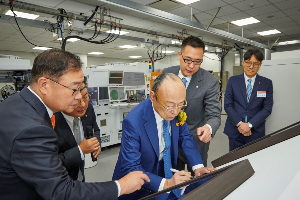 김승연 한화그룹 회장이 한화 판교 R&amp;D센터를 방문해 한화정밀기계가 준비한 방명록에 서명하고 있다. 이번 현장 방문에는 김동선 한화비전 미래비전총괄 부사장이 함께 했다.