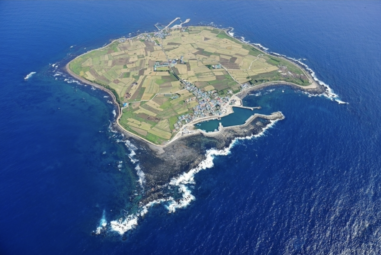 한국의 가파도를 드론으로 항공에서 찍은 사진.