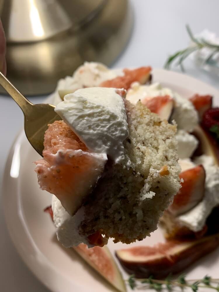 과일, 크림, 빵 조합의 플레이트