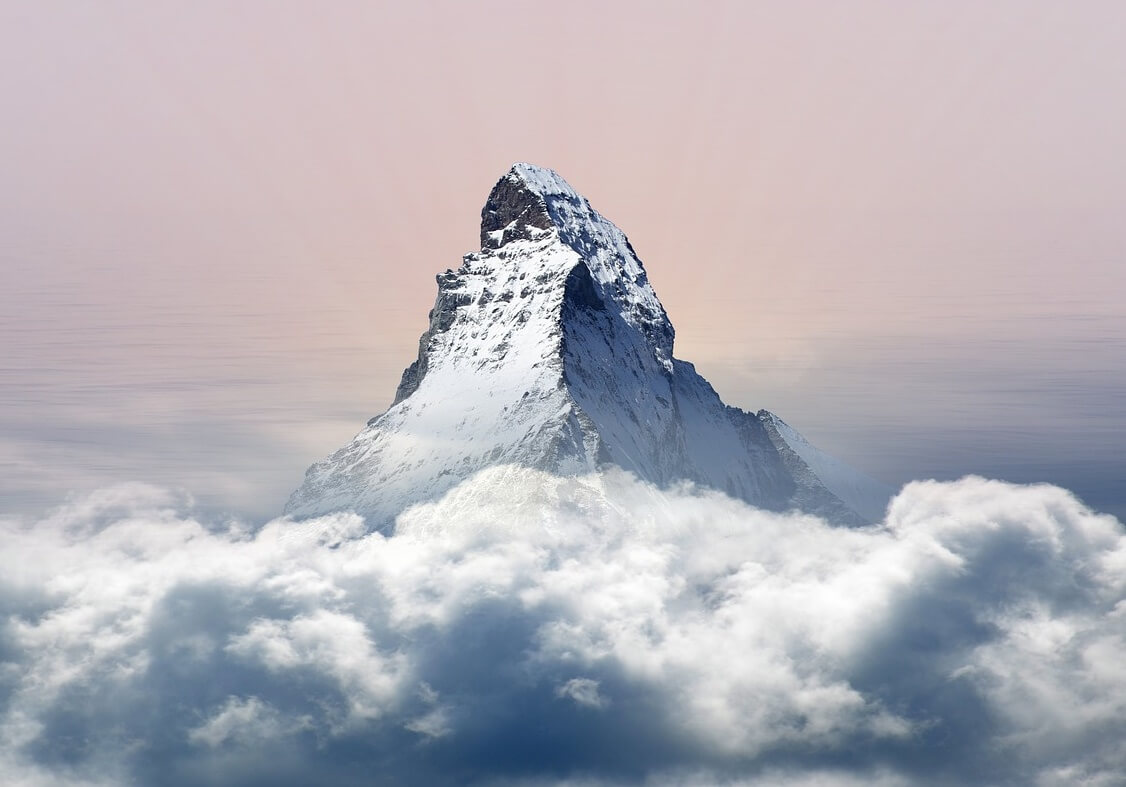 구름에 둘러싸인 마테호른 바위 산
