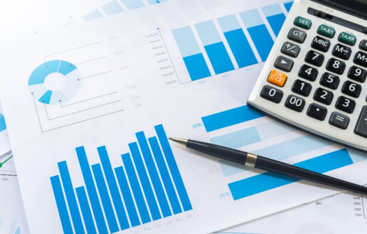 그래프가 적힌 종이와 계산기