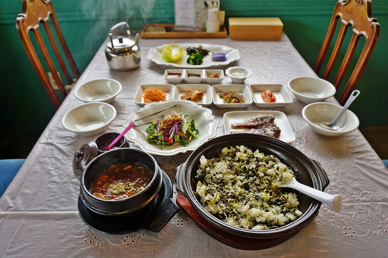 곤드레나물밥과 가자미구이, 집된장찌개 및 각종 반찬이 상에 놓인 모습