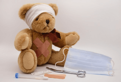 서울 공휴일 일요일 소아과, 야간진료 병원 방문이 필요한 아이를 표현한 곰인형(곰인형이 붕대를 감고 치료받고 있음)