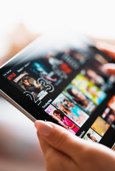 테블릿 넷플릭스 화면이 나와있다