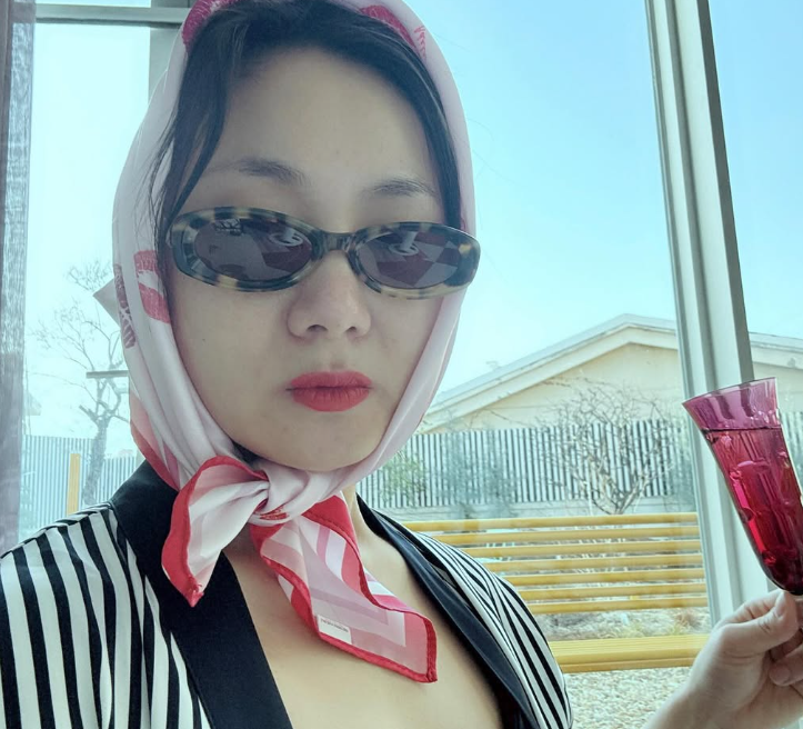 박나래가 자택에서 셀카를 찍고 있는 모습