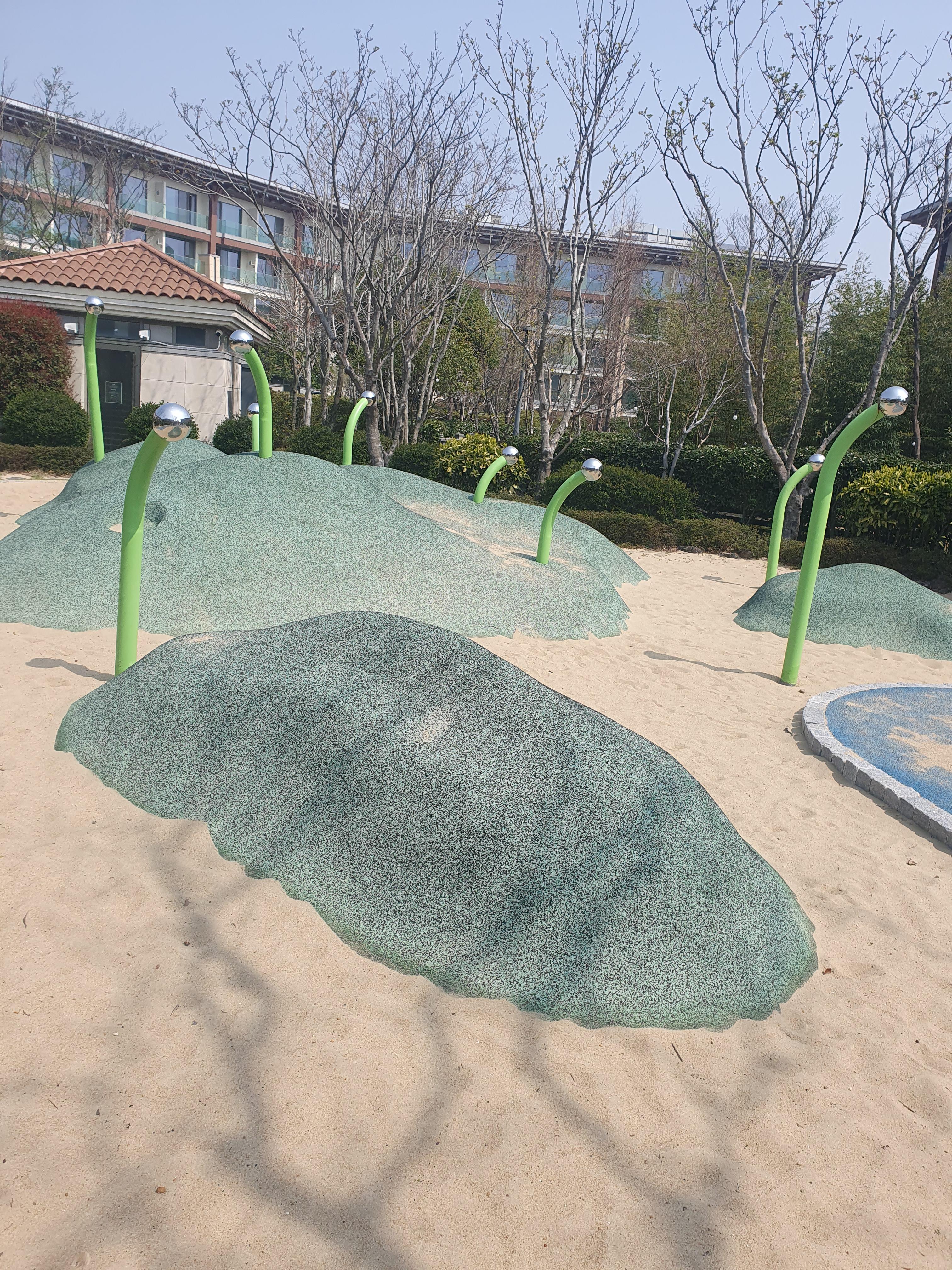 가족공원 옆에는 아이들 놀수 있는 모래 놀이터