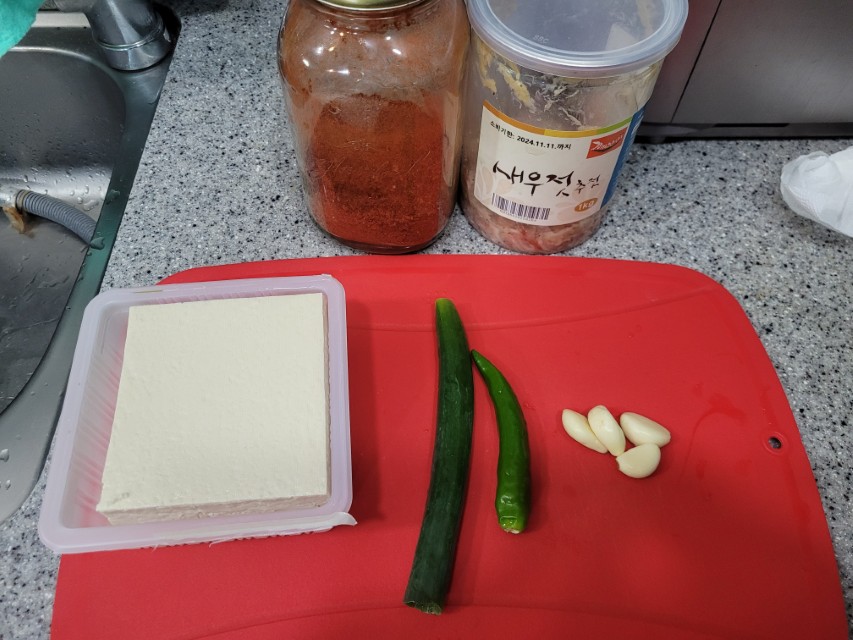 재료 한 컷 사진-두부와새우젓재료