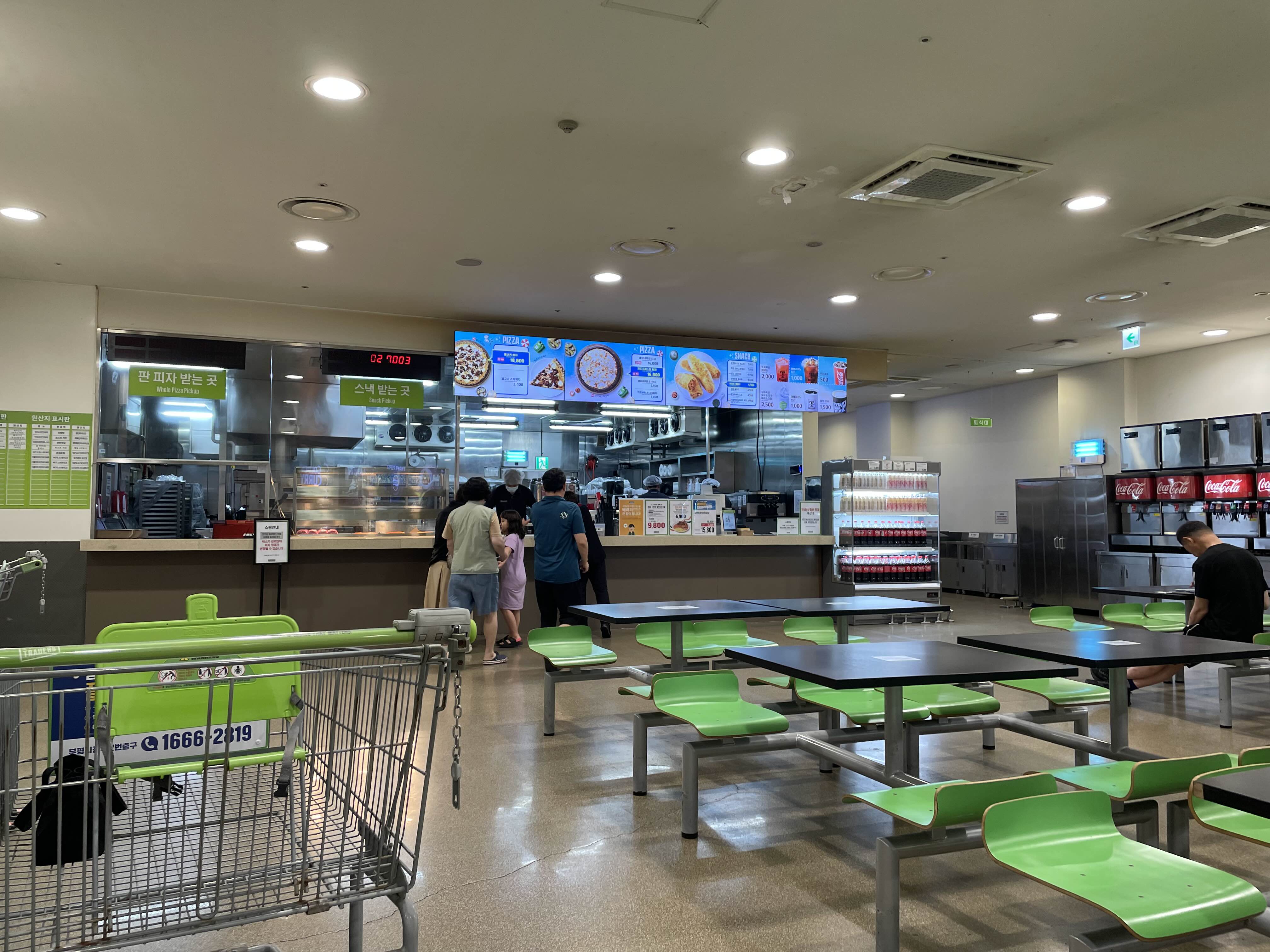 트레이더스 송림점 푸드코트 모습