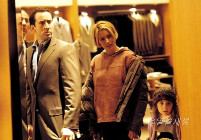 거울에 비친 잭과 케이티 가족의 모습