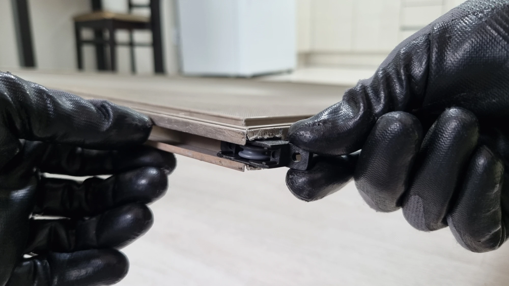 방충망 롤러 빼는 모습