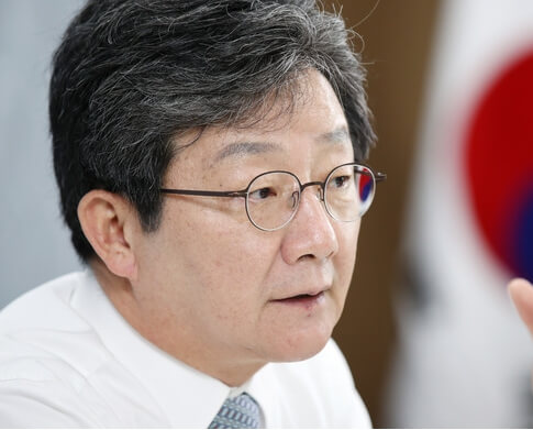 안경을쓴남성의모습