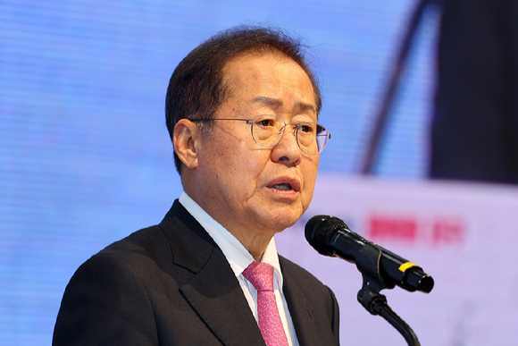 홍준표 대구시장이 지난 1월 2일 대구 북구 엑스코에서 열린 '2024년 대구광역시 신년인사회'에 참석해 신년사를 하고 있다. [사진=뉴시스]