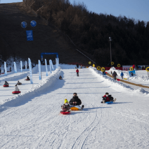 눈썰매를 타는 사람들