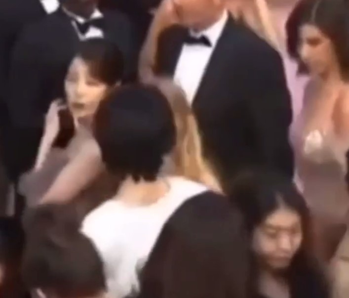 아이유_어깨빵_03