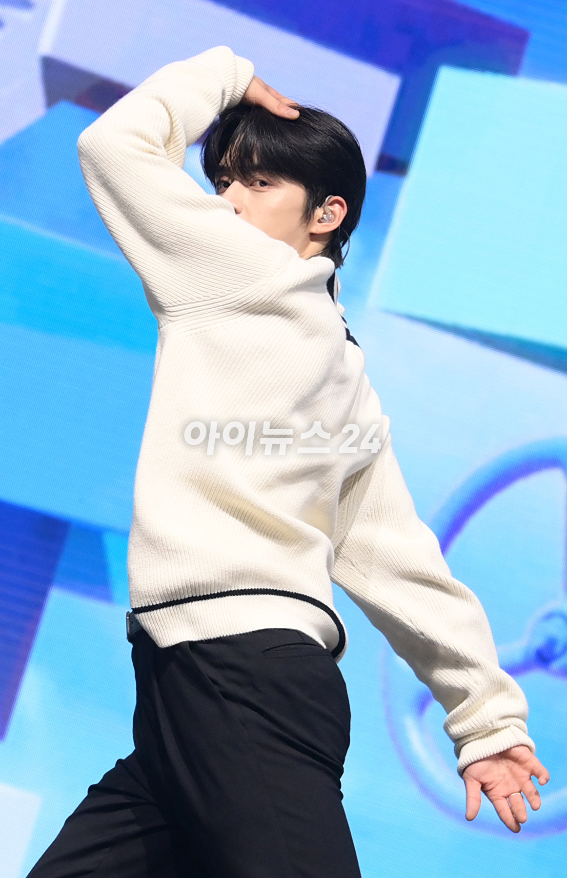 그룹 제로베이스원 김지웅이 10일 오후 서울 광진구 광장동 예스24라이브홀에서 열린 제로베이스원(ZEROBASEONE) 데뷔 쇼케이스에 참석하고 있다. [사진=정소희 기자]