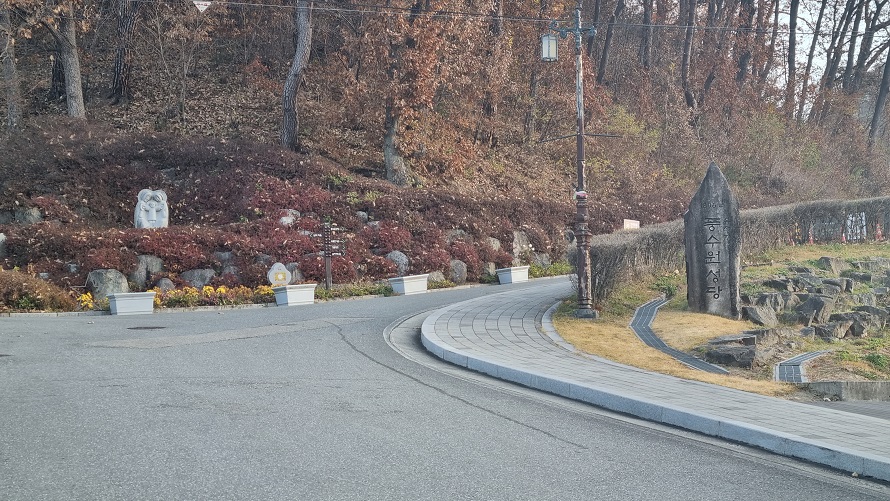 횡성 풍수원성당 입구 사진입니다. 멀리 성가정상이 보이네요.