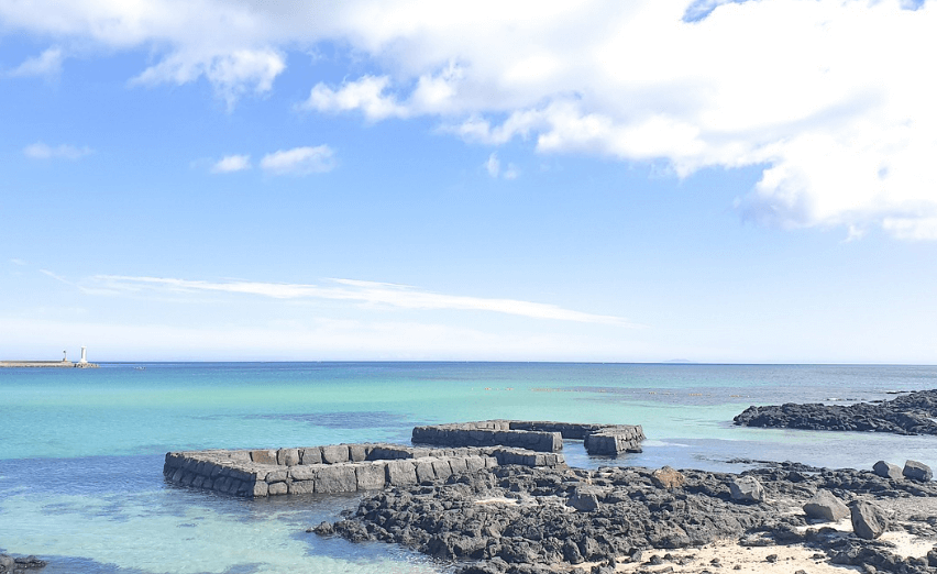 맑은 하늘 아래 제주바다