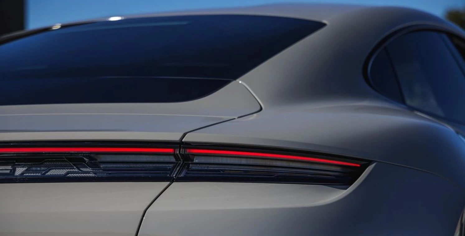 2024-포르쉐-타이칸-GTS의-후방-모습을-확대하여-촬영한-사진